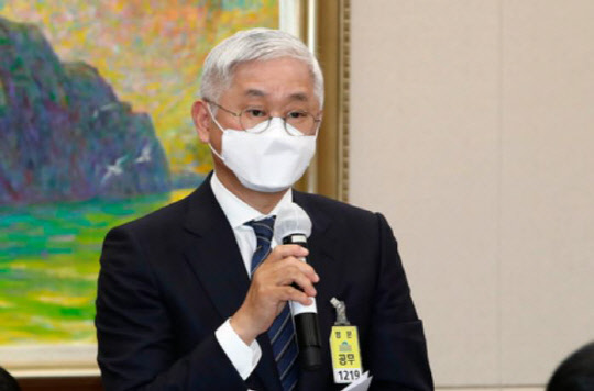 서경배 아모레퍼시픽그룹 회장이 지난 10월 22일 서울 여의도 국회에서 열린 국회 정무위원회의 국무조정실 등에 대한 2020년도 국정감사에 증인으로 출석해 질의에 답변하고 있다. <연합뉴스>